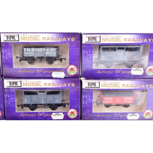 332 - Model Railway - a collection of Dapol made OO gauge model railway trainset locomotive rolling stock ... 