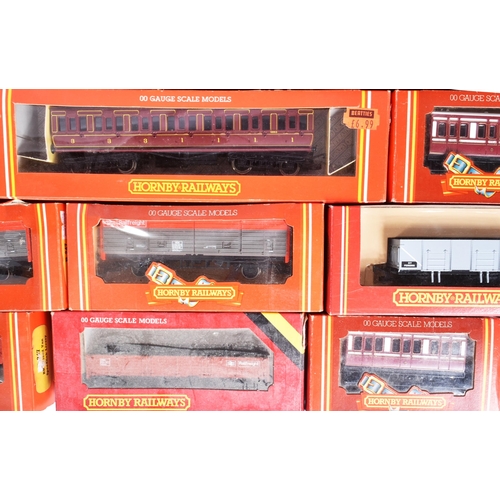 337 - Model Railway - a large collection of Hornby OO gauge model railway trainset locomotive rolling stoc... 