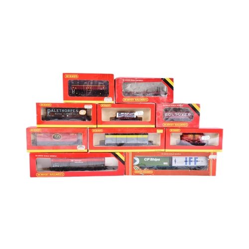 39 - A collection of Hornby OO gauge model railway trainset locomotive rolling stock to include; No. R621... 