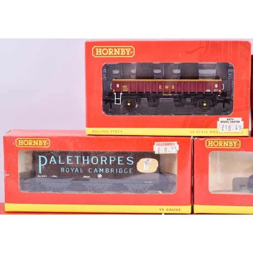 39 - A collection of Hornby OO gauge model railway trainset locomotive rolling stock to include; No. R621... 