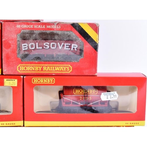 39 - A collection of Hornby OO gauge model railway trainset locomotive rolling stock to include; No. R621... 