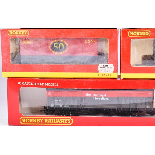 39 - A collection of Hornby OO gauge model railway trainset locomotive rolling stock to include; No. R621... 