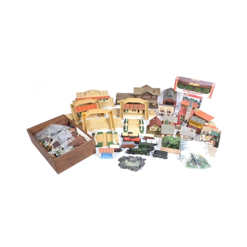 470 - Model Railway - a collection of assorted OO gauge model railway trainset locomotive trackside access... 