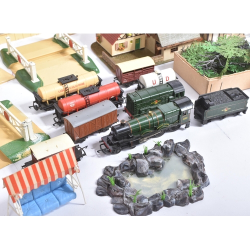 470 - Model Railway - a collection of assorted OO gauge model railway trainset locomotive trackside access... 