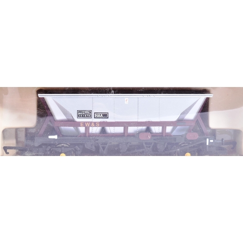 48 - A collection of x8 Hornby OO gauge model railway trainset locomotive rolling stock wagons, comprisin... 