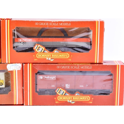 49 - A collection of assorted OO gauge model railway trainset locomotive rolling stock wagons, vans and c... 