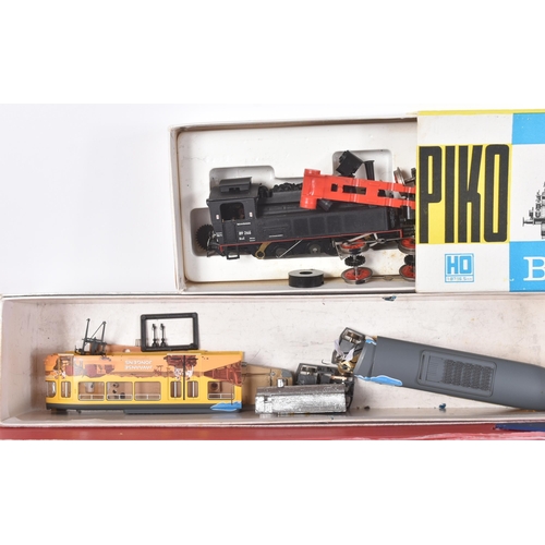 55 - Model Railway - a collection of assorted OO gauge model railway trainset locomotive spare parts and ... 