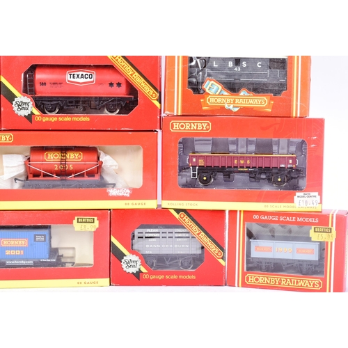 81 - Model Railway - a collection of x22 Hornby OO gauge model railway trainset locomotive rolling stock ... 