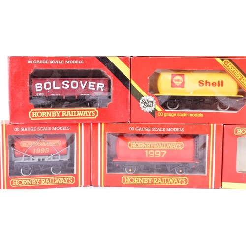 81 - Model Railway - a collection of x22 Hornby OO gauge model railway trainset locomotive rolling stock ... 