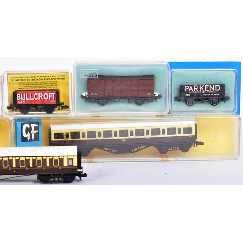 91 - Model Railway - a collection of Graham Farish and Peco made N gauge model railway trainset locomotiv... 