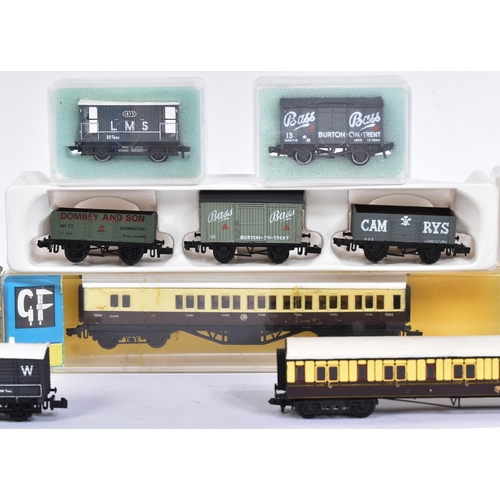 91 - Model Railway - a collection of Graham Farish and Peco made N gauge model railway trainset locomotiv... 