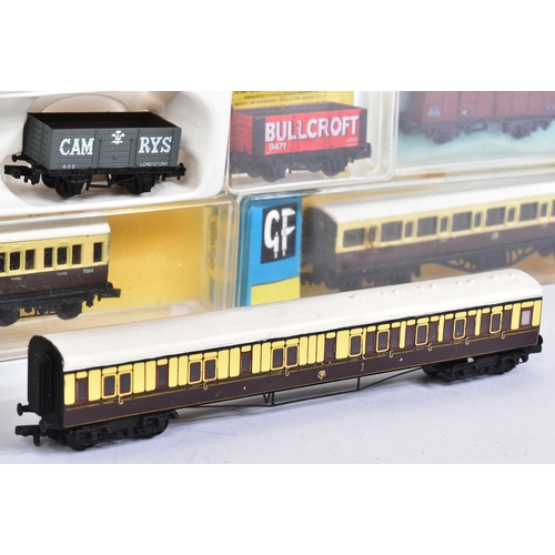 91 - Model Railway - a collection of Graham Farish and Peco made N gauge model railway trainset locomotiv... 