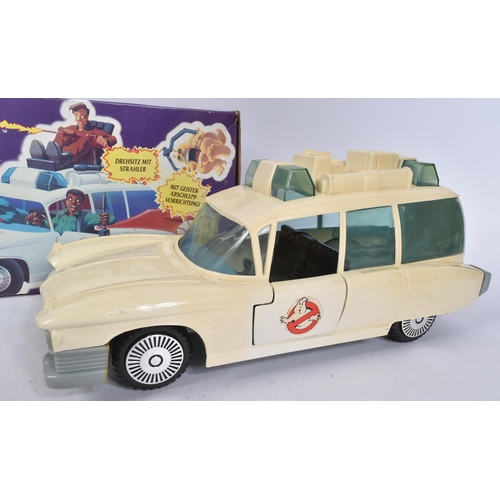 Hasbro Ghostbusters - Ecto-1 Veicolo Kenner Classics - Auto Giocattolo Con Fantasma, Ruote Mobili E Sedile Girevole (Riproduzione Anni '80) Per Bambini 4+ Anni