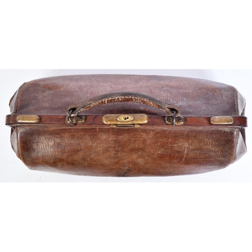 129 - A late 19th century/  Edwardian period leather Gladstone bag / doctor's bag. Leather construction wi... 