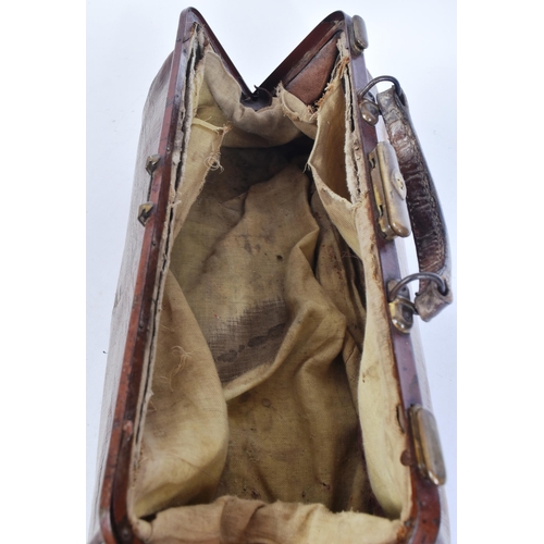 129 - A late 19th century/  Edwardian period leather Gladstone bag / doctor's bag. Leather construction wi... 