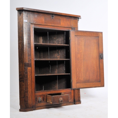 242 - A George III late 18th century oak & mahogany cross banded corner cupboard cabinet. The cabinet havi... 