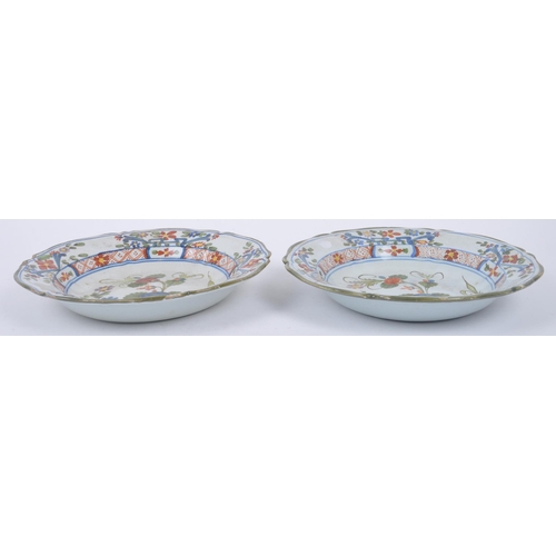 281 - A pair of 20th century Italian majolica ceramic hand painted 'Garofano Imola' plates / dishes. The c... 