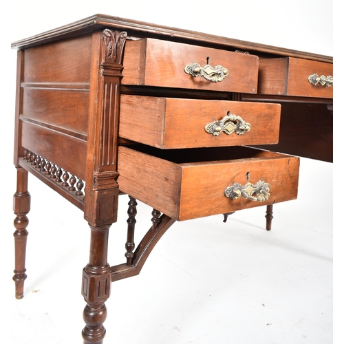 293 - James Shoolbred & Co. - London - A Victorian 19th century mahogany desk / writing table. The table h... 