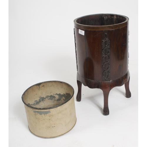 422 - A George III 19th century Chippendale influenced oak & brass bound cylindrical wine cooler bucket. T... 