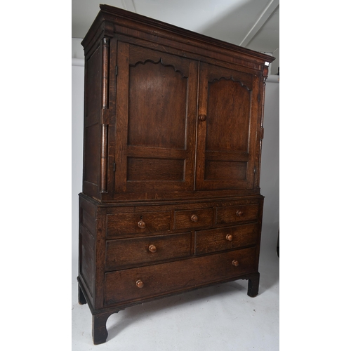 425 - An 18th century George III oak country house housekeeper's cupboard / linen press. The cupboard comp... 