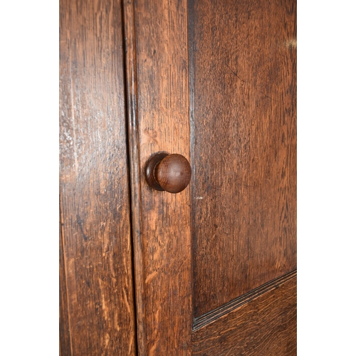 425 - An 18th century George III oak country house housekeeper's cupboard / linen press. The cupboard comp... 