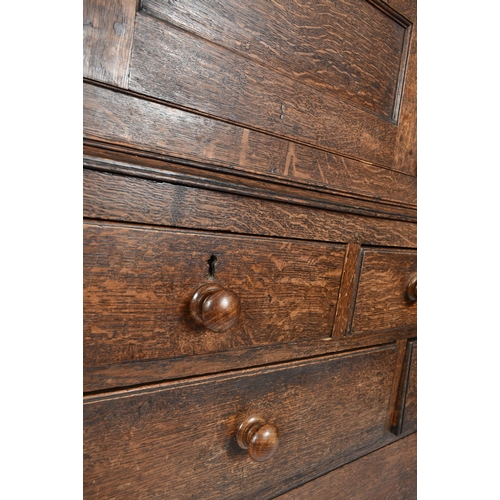 425 - An 18th century George III oak country house housekeeper's cupboard / linen press. The cupboard comp... 