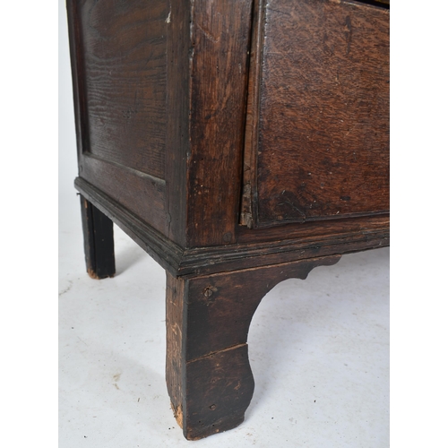 425 - An 18th century George III oak country house housekeeper's cupboard / linen press. The cupboard comp... 