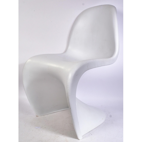 69 - After Verner Panton - S Chairs - A set of four white plastic injection moulded chairs. Injection mou... 