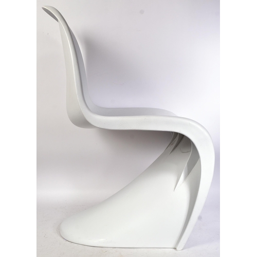 69 - After Verner Panton - S Chairs - A set of four white plastic injection moulded chairs. Injection mou... 