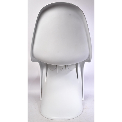 69 - After Verner Panton - S Chairs - A set of four white plastic injection moulded chairs. Injection mou... 