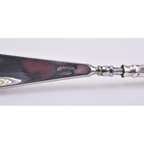 25 - A hallmarked silver handled stainless steel shoe horn. The main body of the shoe horn made from stai... 