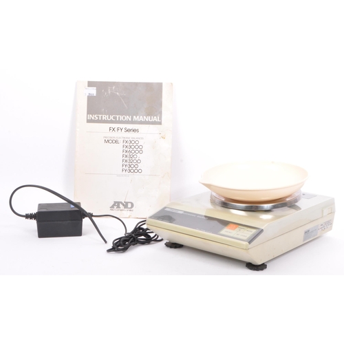 353 - A set of A&D / Salter electronic professional precision scales, FX/FY Series, complete with original... 