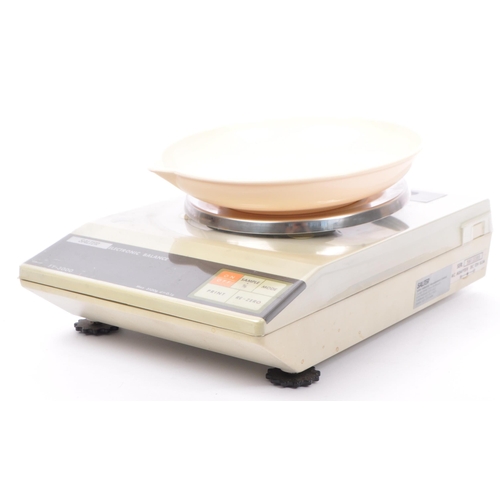 353 - A set of A&D / Salter electronic professional precision scales, FX/FY Series, complete with original... 