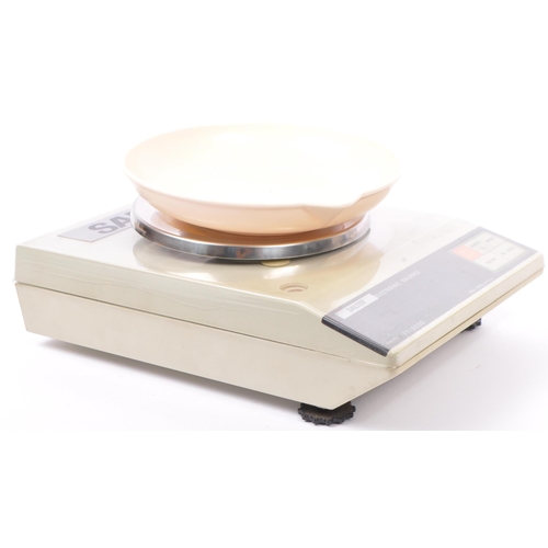 353 - A set of A&D / Salter electronic professional precision scales, FX/FY Series, complete with original... 