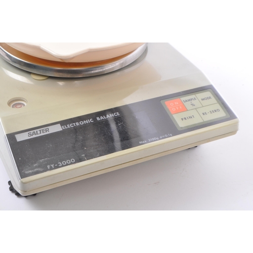 353 - A set of A&D / Salter electronic professional precision scales, FX/FY Series, complete with original... 
