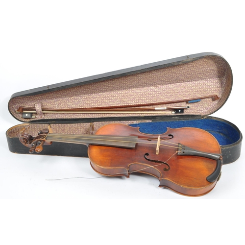 427 - A 20th Century full sized 4/4 violin musical instrument with two piece back and purfling edge - unla... 