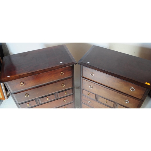 562 - Stag Furniture - Minstrel Range - Pair of vintage 20th century makore hardwood chest of drawers. Wit... 