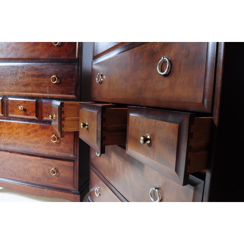 562 - Stag Furniture - Minstrel Range - Pair of vintage 20th century makore hardwood chest of drawers. Wit... 