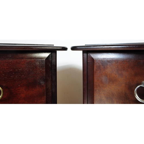 562 - Stag Furniture - Minstrel Range - Pair of vintage 20th century makore hardwood chest of drawers. Wit... 