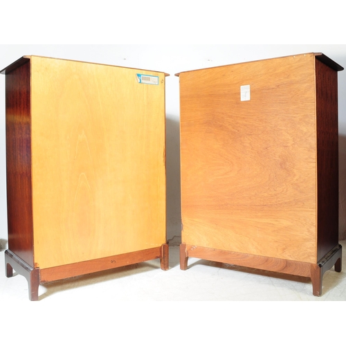 562 - Stag Furniture - Minstrel Range - Pair of vintage 20th century makore hardwood chest of drawers. Wit... 