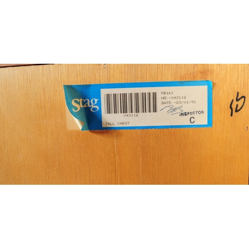 562 - Stag Furniture - Minstrel Range - Pair of vintage 20th century makore hardwood chest of drawers. Wit... 