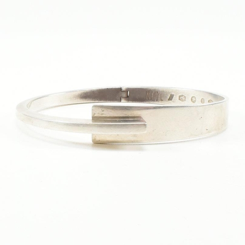 A Dutch modernist 835 silver crossover bangle bracelet. The