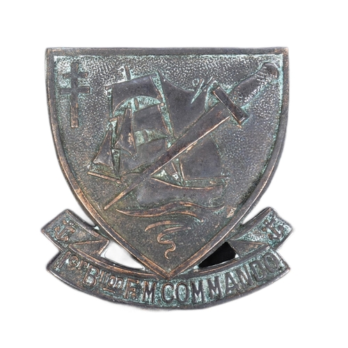 136 - A WWII Second World War Free French Commando uniform cap badge. The shield shaped badge featuring a ... 