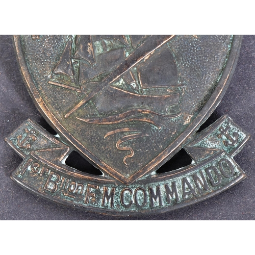 136 - A WWII Second World War Free French Commando uniform cap badge. The shield shaped badge featuring a ... 