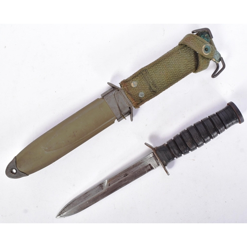 18 - A WWII Second World War US United States M3 fighting knife as issued to the Airborne Troops. Grooved... 