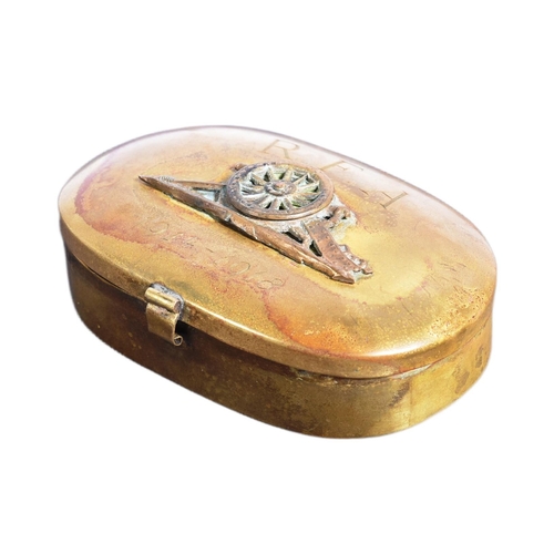 33 - A WWI First World War British RFA Royal Field Artillery brass snuff box. Inscribed to the front  R.F... 