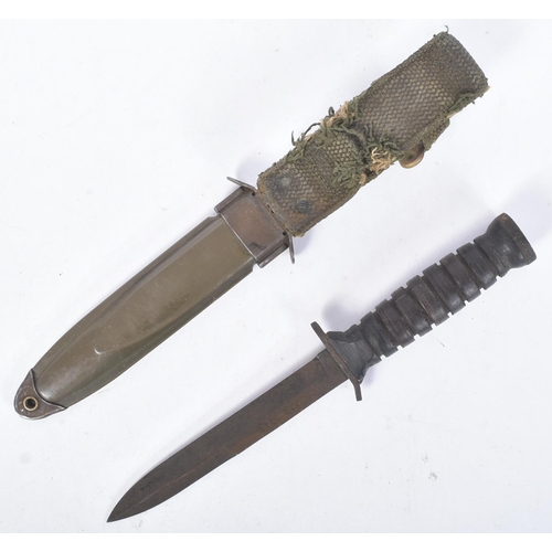 45 - A WWII Second World War US United States Paratroopers M3 Fighting Knife. Flat pommel stamped with fl... 