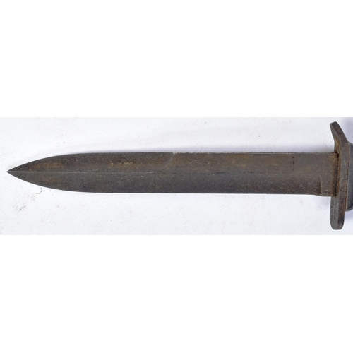 45 - A WWII Second World War US United States Paratroopers M3 Fighting Knife. Flat pommel stamped with fl... 