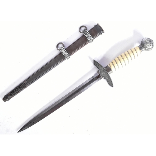 90 - A WWII Second World War Third Reich Nazi German Luftwaffe officers parade dagger. The hilt having a ... 