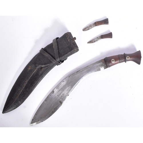 91 - An early 20th Century Nepalese / Gurkha Regiment Kukri knife dagger. The knife having a flat pommel ... 